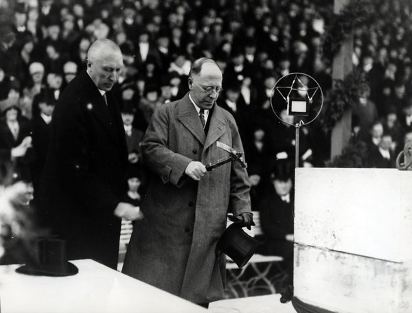 Schwarz-Weiss-Aufnahme von Konrad Adenauer bei der Grundsteinlegung