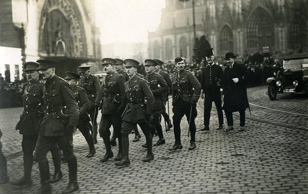 Schwarz-Weiss-Aufnahme von Soldaten in Zweierreihen