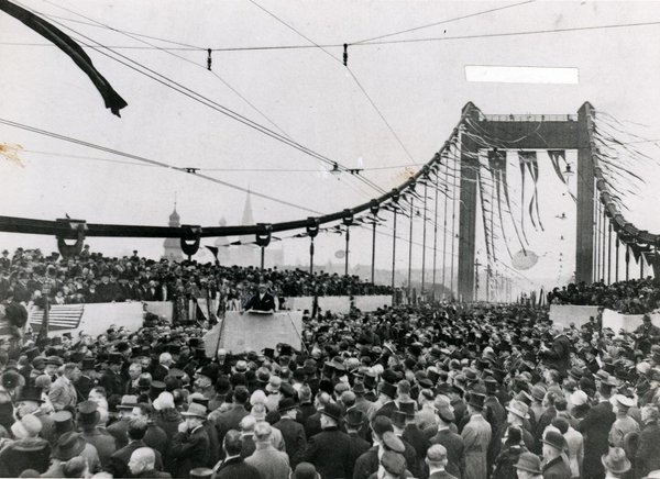 Schwarz-Weiss-Aufnahme von einer Menschenmenge auf der festlich geschmückten Mülheimer Brücke