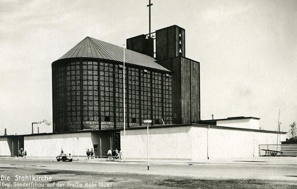 Schwarz-Weiss-Aufnahme von der Stahlkirche auf der Pressa