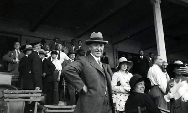 Schwarz-Weiss-Aufnahme von Konrad Adenauer auf den Zuschauerrängen