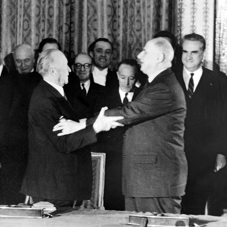 Konrad Adenauer und Charles des Gaulle unterzeichnen am 22. Januar 1963 den "Élysée-Vertrag" 