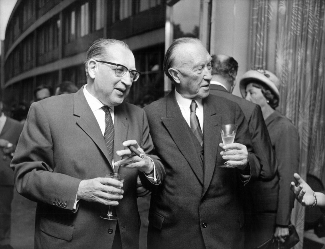 Thomas Dehler neben Konrad Adenauer