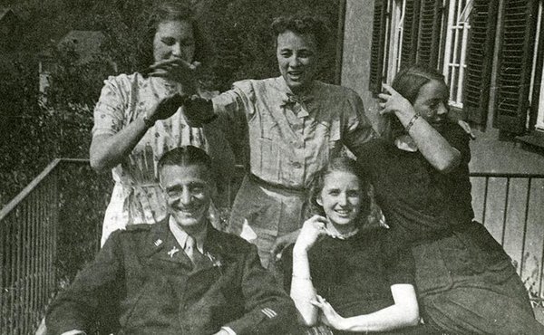 Schwarz-Weiss-Aufnahme von Familie Adenauer mit Oberstleutnant Patterson in Rhöndorf