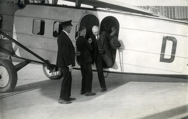 Schwarz-Weiss-Aufnahme von Konrad Adenauer beim Verlassen eines Flugzeugs