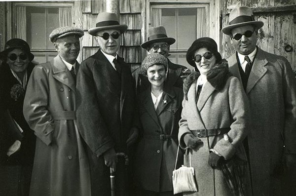 Schwarz-Weiss-Aufnahme von sieben Personen beim Auflug zum Münchner Haus auf der Zugspitze