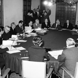 Minister sitzen an einem runden Tisch