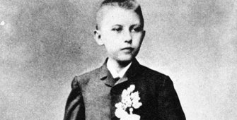 Schwarz-Weiss-Aufnahme von Konrad Adenauer bei seiner Firmung