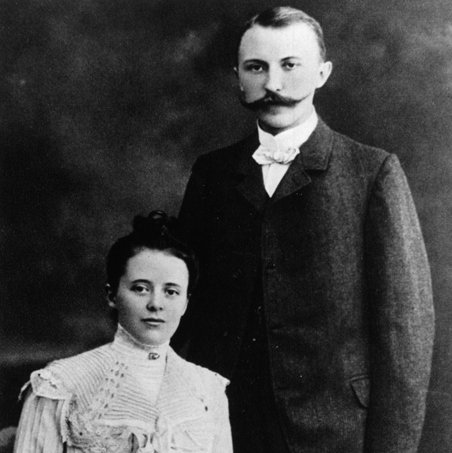 Schwarz-Weiss-Portraitaufnahme von Konrad Adenauer und Emma Weyer 1902