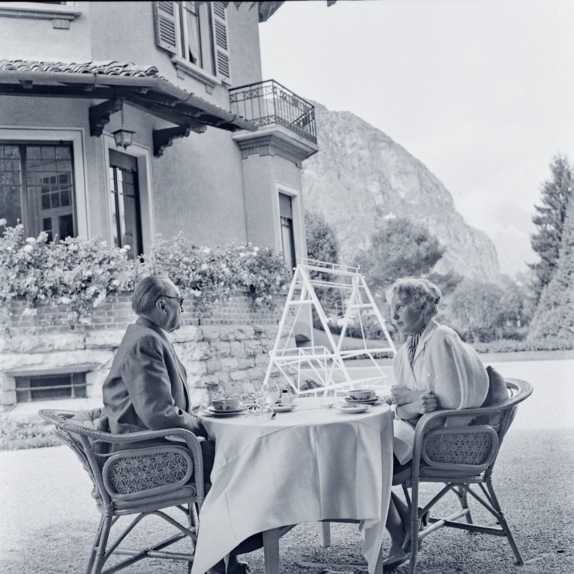 Konrad Adenauer und Tochter Elisabeth am Kaffeetisch vor dem Haus in Cadenabbia