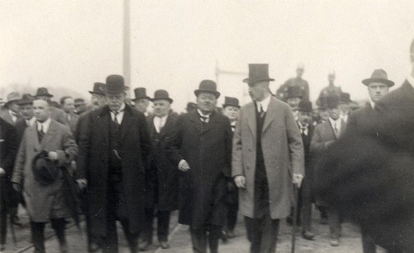 Schwarz-Weiss-Aufnahme von Konrad Adenauer in einer Menschenmenge