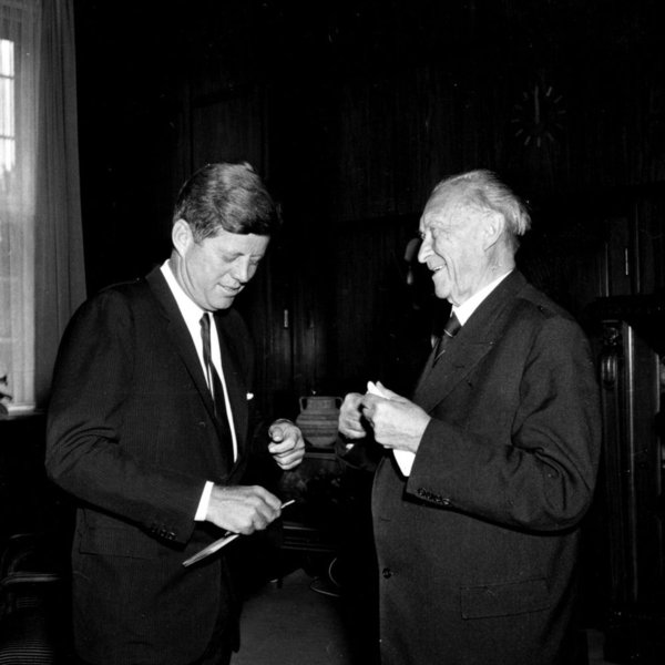 Kennedy und Adenauer stehen sich gegenüber und unterhalten sich.