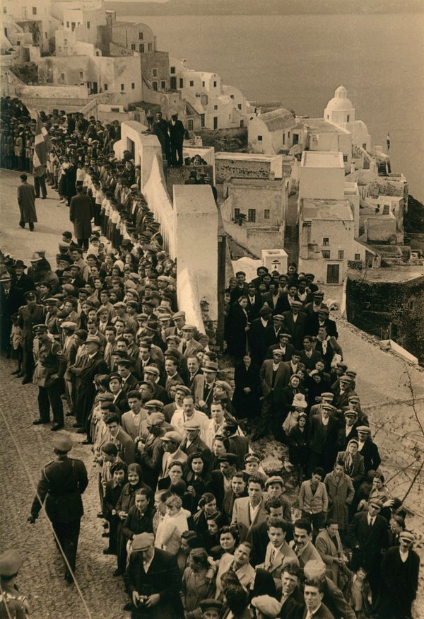 Schwarz-Weiss-Aufnahme von vielen Menschen auf den Straßen von Santorin