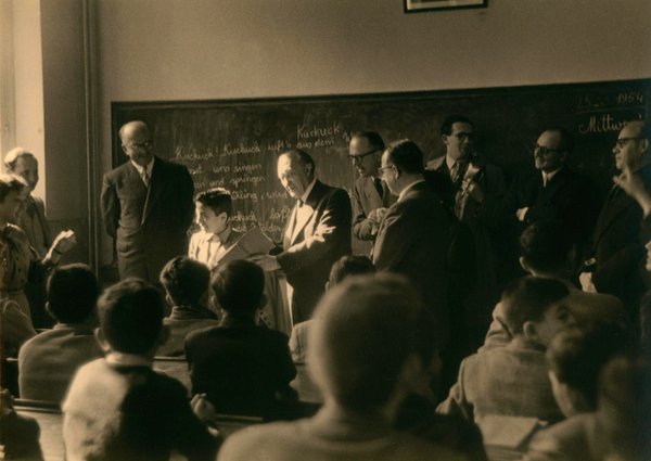 Schwarz-Weiss-Aufnahme von Konrad Adenauer vor einer Schulklasse