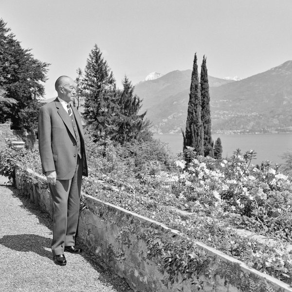 Schwarz-Weiss-Aufnahme von Konrad Adenauer am Comer See