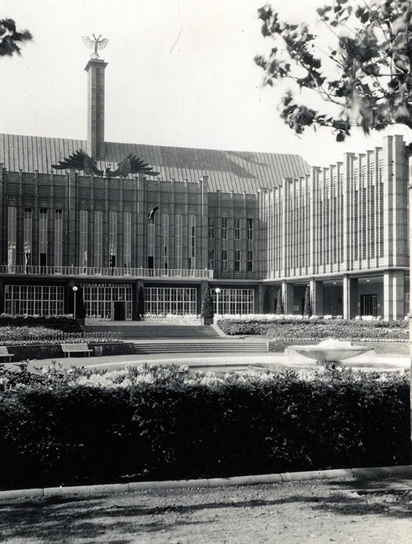Schwarz-Weiss-Aufnahme von einnem großen Gebäude mit Glasfront