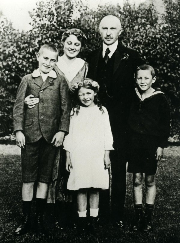 Schwarz-Weiss-Aufnahme von Konrad Adenauer und Gussie Zinsser mit den drei Kindern Konrad, Max und Ria 1919