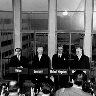 Adenauer und die Vertreter der Westmächte (Großbritannien, USA und Frankreich) bei einer Pressekonferenz