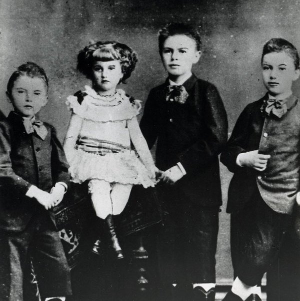 Schwarz-Weiss-Aufnahme von Konrad Adenauer mit seinen Geschwistern Lilli, August und Hans 1883