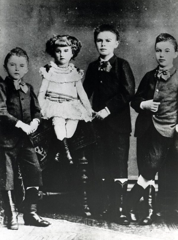 Schwarz-Weiss-Aufnahme von Konrad Adenauer mit seinen Geschwistern Lilli, August und Hans 1883