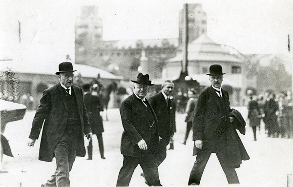 Schwarz-Weiss-Aufnahme von Konrad Adenauer mit zwei anderen Männern