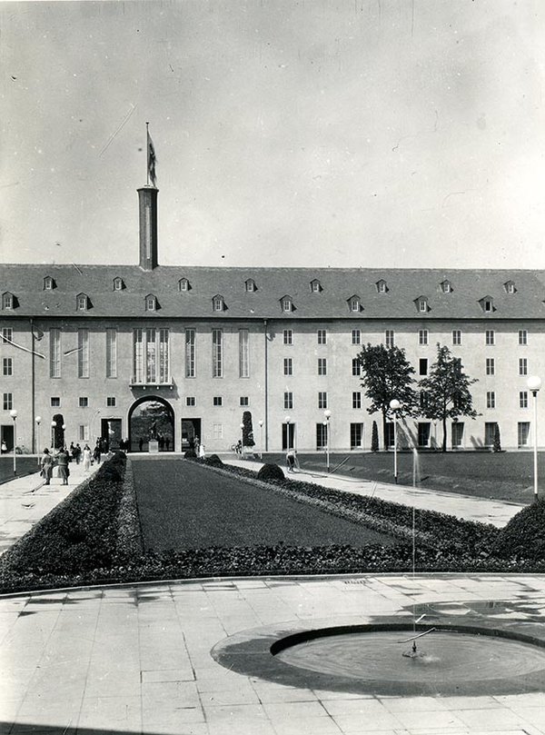 Schwarz-Weiss-Aufnahme von einem großen Gebäude mit Springbrunnen
