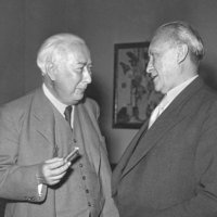 Theodor Heuss spricht mit Konrad Adenauer, 1953.