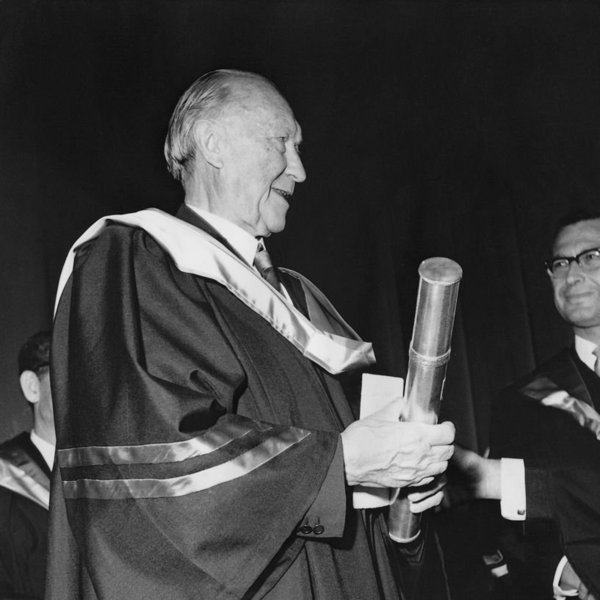 Altbundeskanzler Konrad Adenauer wird die Ehrendoktorwürde des Weitzmann-Instituts in Israel verliehen