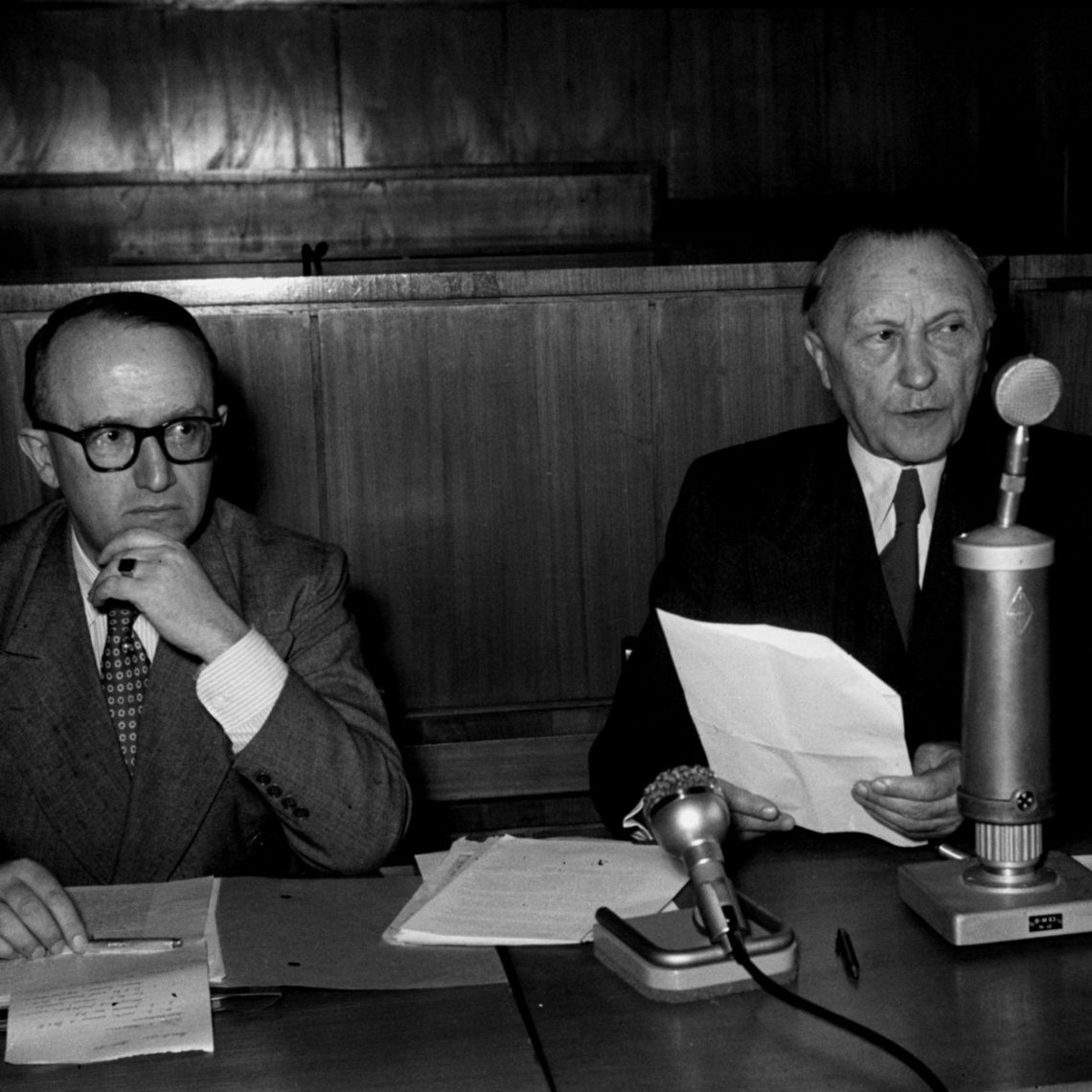 Adenauer und Hallstein bei einer Konferenz