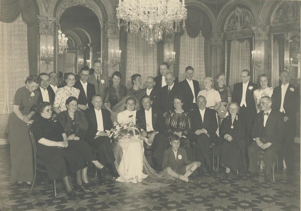 Schwarz-Weiss-Aufnahme von der Hochzeitsgesellschaft um Max Adenauer und Gisela Klein