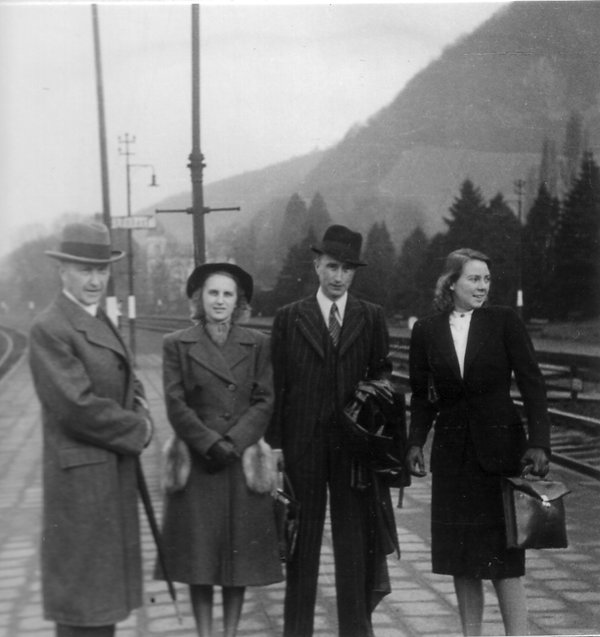 Schwarz-Weiss-Aufnahme von Konrad Adenauer mit drei Personen beim Rhöndorfer Bahnhof
