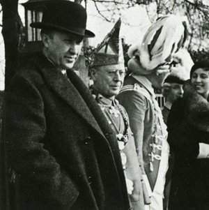 Schwarz-Weiss-Aufnahme von Konrad Adenauer mit seiner Frau beim Kölner Karneval