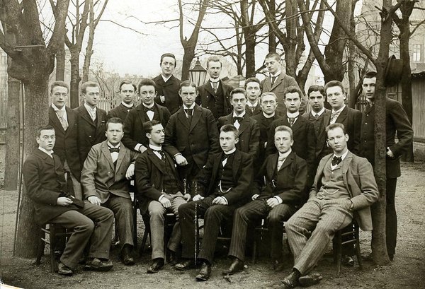 Schwarz-Weiss-Aufnahme von Konrad Adenauers Abiturjahrgang 1894