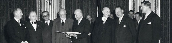 Unterzeichnung des Vertrages zur Gründung der EGKS am 18. April 1951 in Paris: v.l. Paul van Zeeland (B), Joseph Bech (L), Joseph Meurice (B), Graf Carlo Sforza (I), Robert Schuman (F), Konrad Adenauer (D), Dirk Udo Stikker (NL), Jan van den Brink (NL).