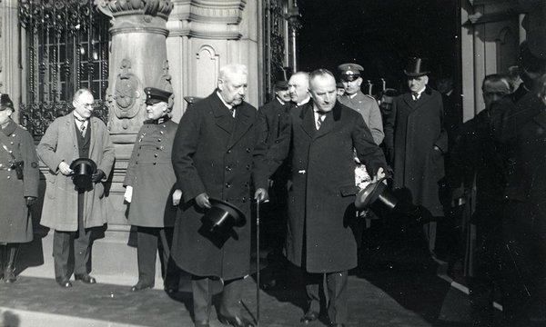 Schwarz-Weiss-Aufnahme von Paul von Hindenburg beim Verlassen eines Gebäudes in Begleitung anderer Herren