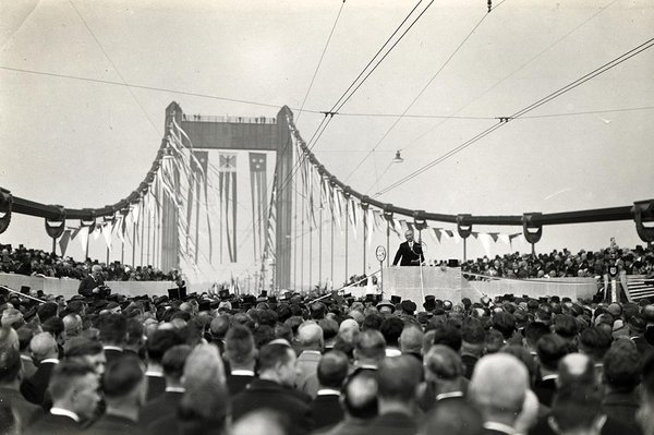 Schwarz-Weiss-Aufnahme von einer Menschenmenge auf der festlich geschmückten Mülheimer Brücke