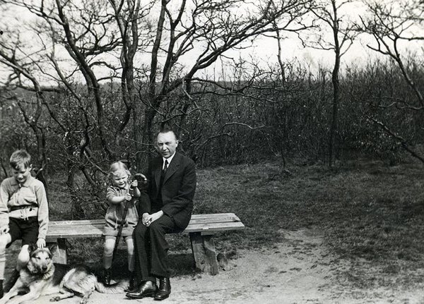 Schwarz-Weiss-Aufnahme von Familie Adenauer auf einer Bank in der Natur