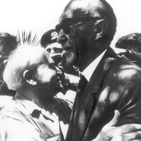 Konrad Adenauer und Ben Gurion fallen sich in die Armee