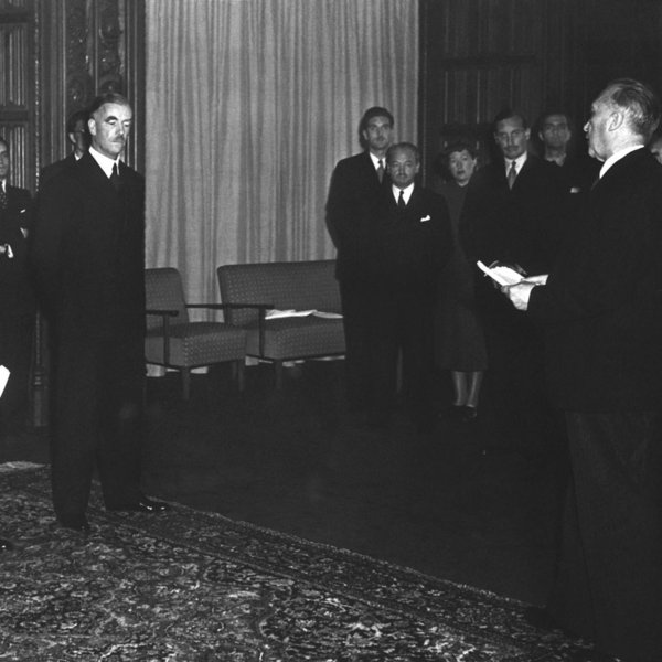 Konrad Adenauer hat einen Zettel in der Hand und vor ihm stehen die 3 Hohen Komissare