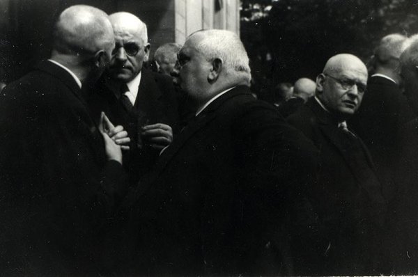 Schwarz-Weiss-Aufnahme von Konrad Adenauer im Gespräch