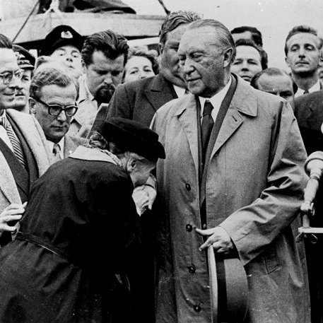 Frau küsst Adenauers Hand