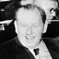 Friedrich Holzapfel und Konrad Adenauer sitzen nebeneinander und schmunzeln