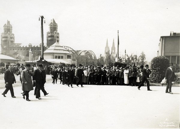 Schwarz-Weiss-Aufnahme von einer Menschenmenge, im Hintergrund der Kölner Dom