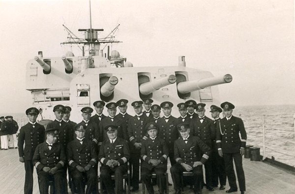 Schwarz-Weiss-Aufnahme von einer Gruppe in Uniformen auf einem Schiff