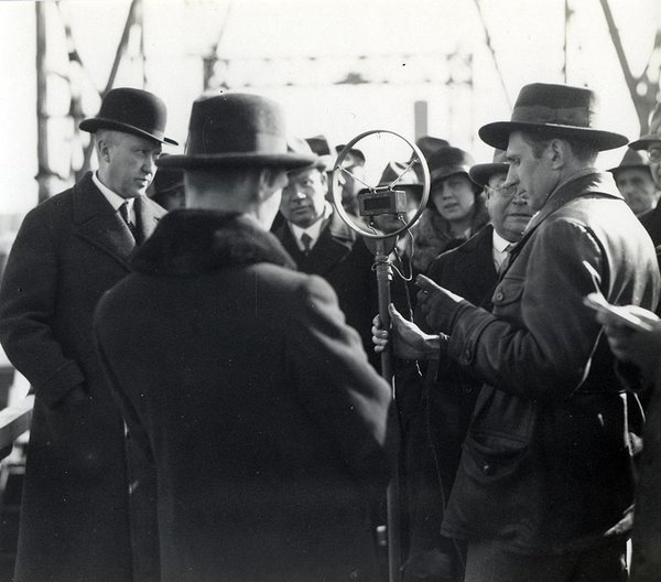 Schwarz-Weiss-Aufnahme von Konrad Adenauer mit Pressevertretern