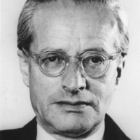 Schwarz-Weiß-Portraitaufnahme (frontal) von Walter Strauß.