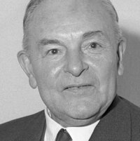 Portrait Hans Ehard, lächelnd in Anzug und Krawatte
