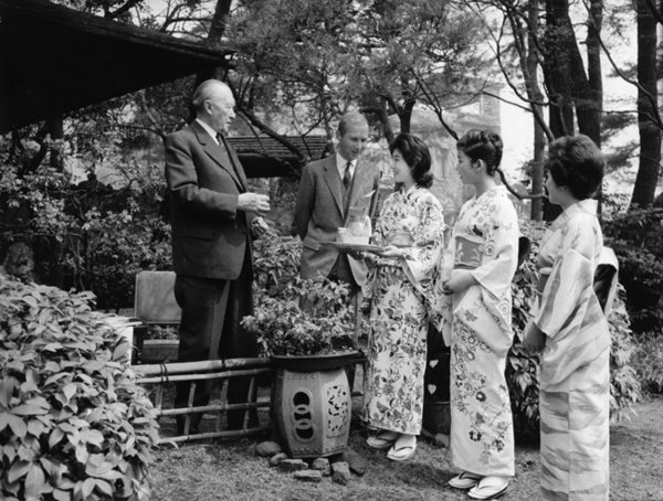 Schwarz-Weiss-Aufnahme von Konrad Adenauer in einem japanischen Garten