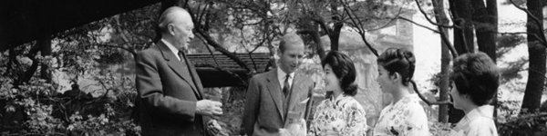 Schwarz-Weiss-Aufnahme von Konrad Adenauer in einem japanischen Garten
