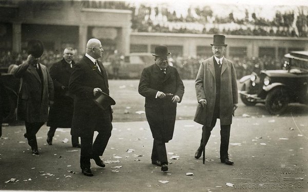 Schwarz-Weiss-Aufnahme von Konrad Adenauer mit zwei Männern